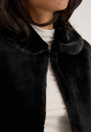 Vifully Short Faux Fur Cape Black