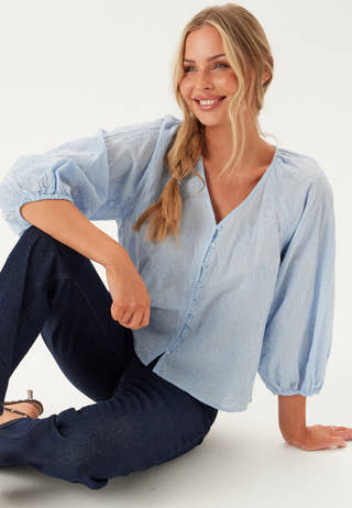 Onlzion 3/4 V-NECK EMB TOP WVN