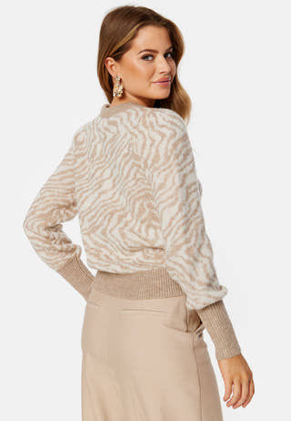 Tari LS O-Neck Jaquard Blouse