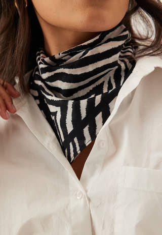 Vmlesley Scarf